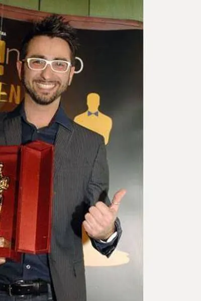 Gianni De Luca con il premio di Vivimilano