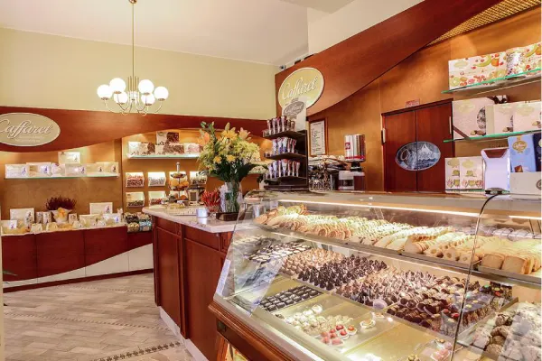 Il banco dei dolci e la caffetteria all’interno della pasticceria