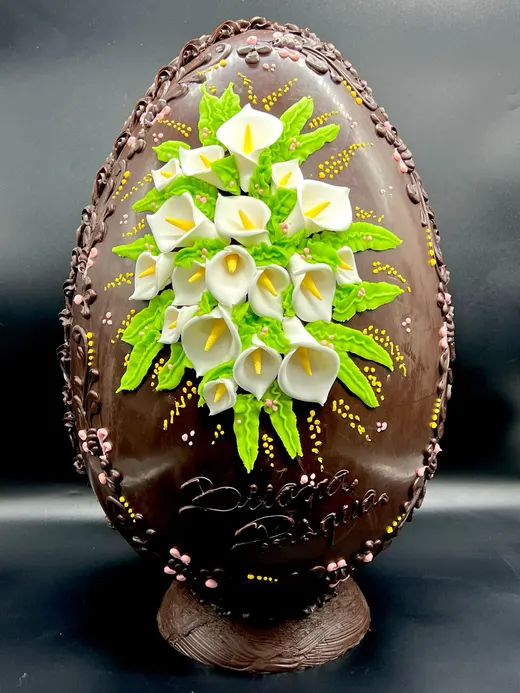Uovo di cioccolato fondente con fiori di zucchero