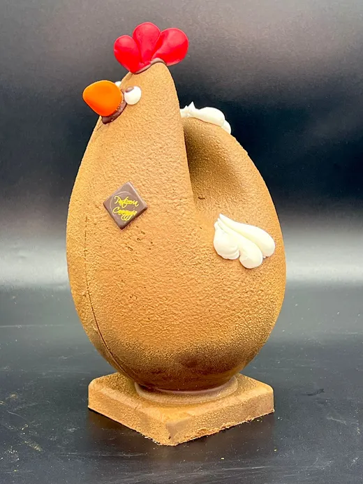 Uovo di cioccolato a forma di gallina