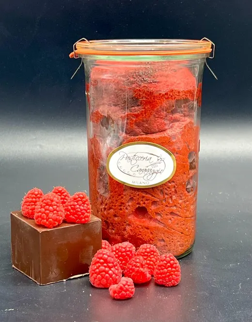 Panettone in vaso con lamponi freschi