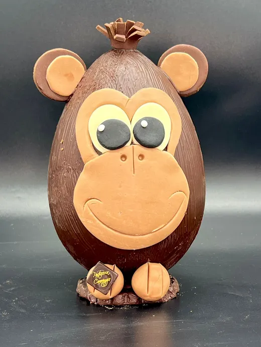 Uovo di cioccolato a forma di scimmietta