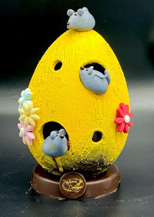 Uovo di cioccolato giallo con uccellini