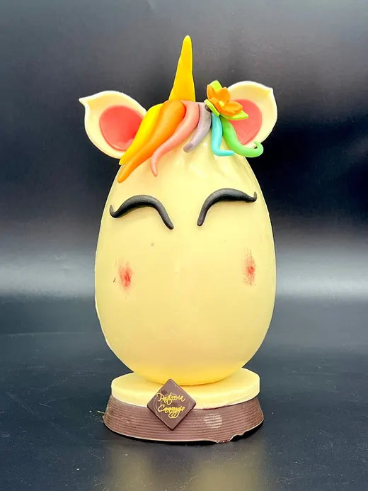 Uovo di cioccolato a forma di unicorno
