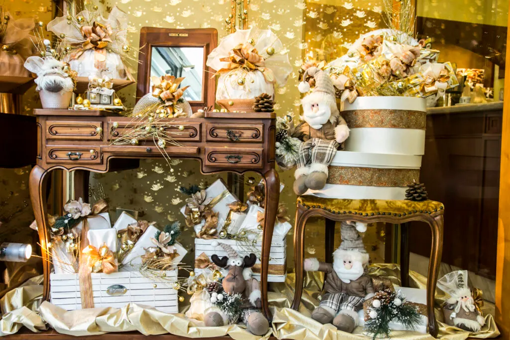 La vetrina allestita per Natale con dolci, confezioni e decorazioni